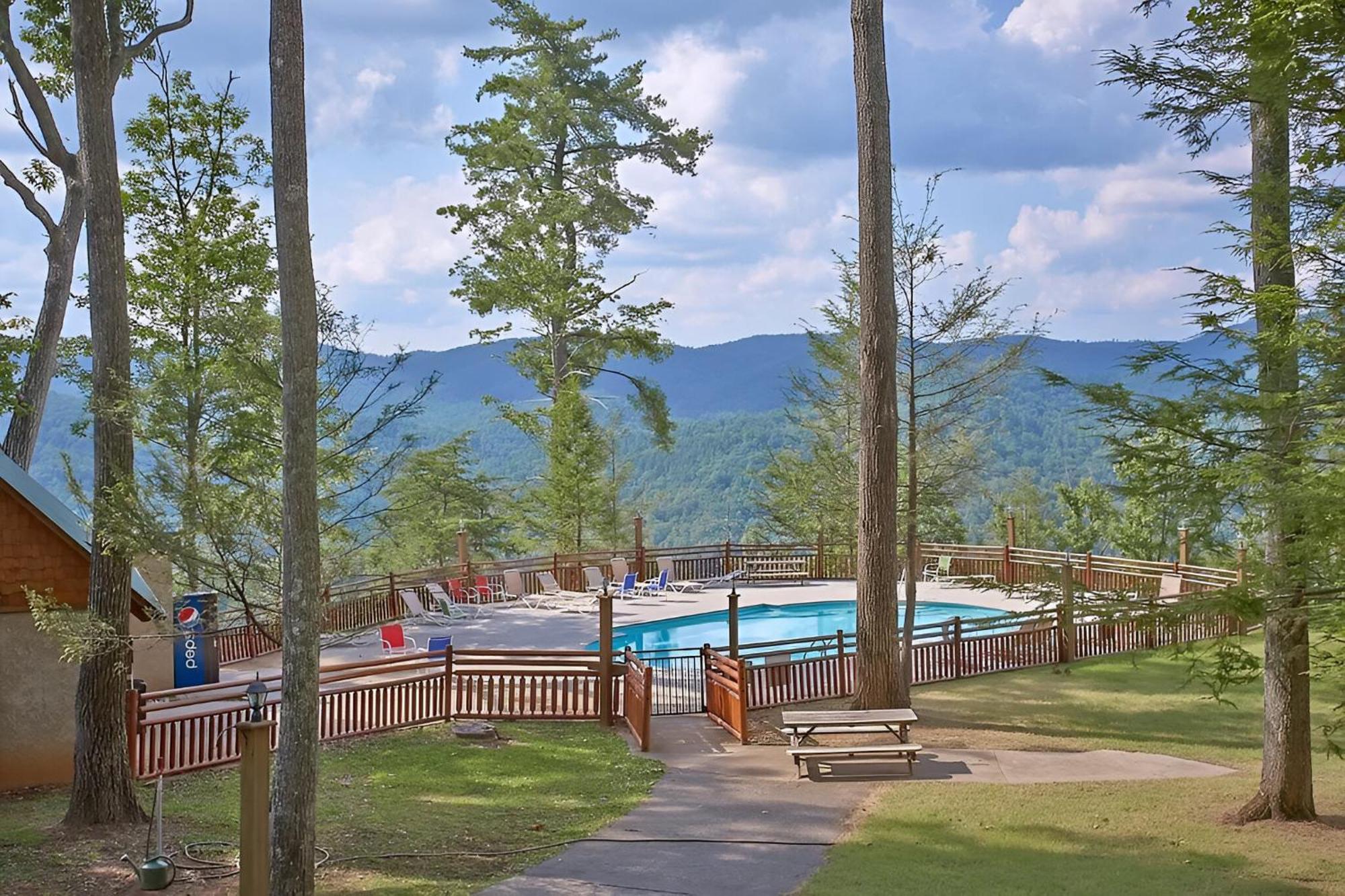 Cabin In A Gated Resort With Seasonal Resort Pool Pigeon Forge Kültér fotó